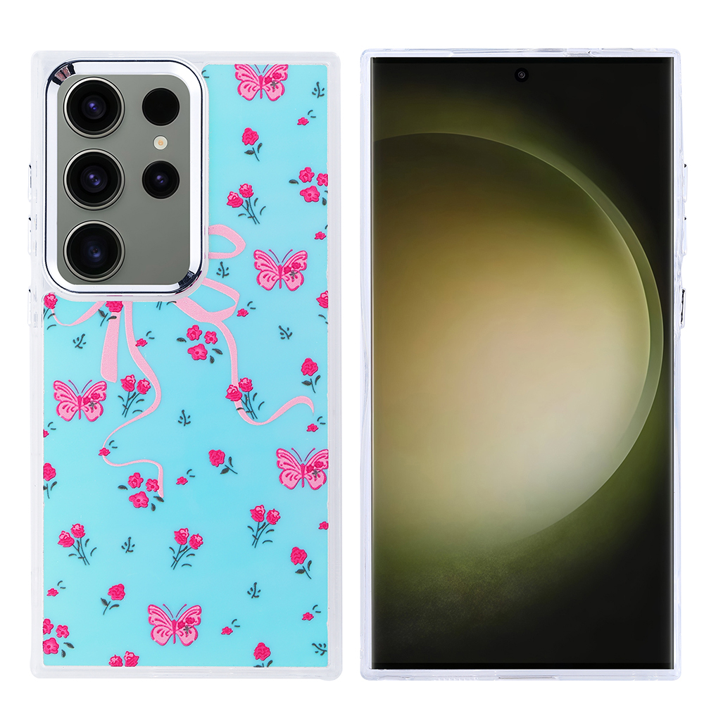 Açık mavi arka plan, pembe kelebekler, güller ve bir fiyonk bulunan bir telefon kılıfı. Yanında ekranı açık bir telefon var.