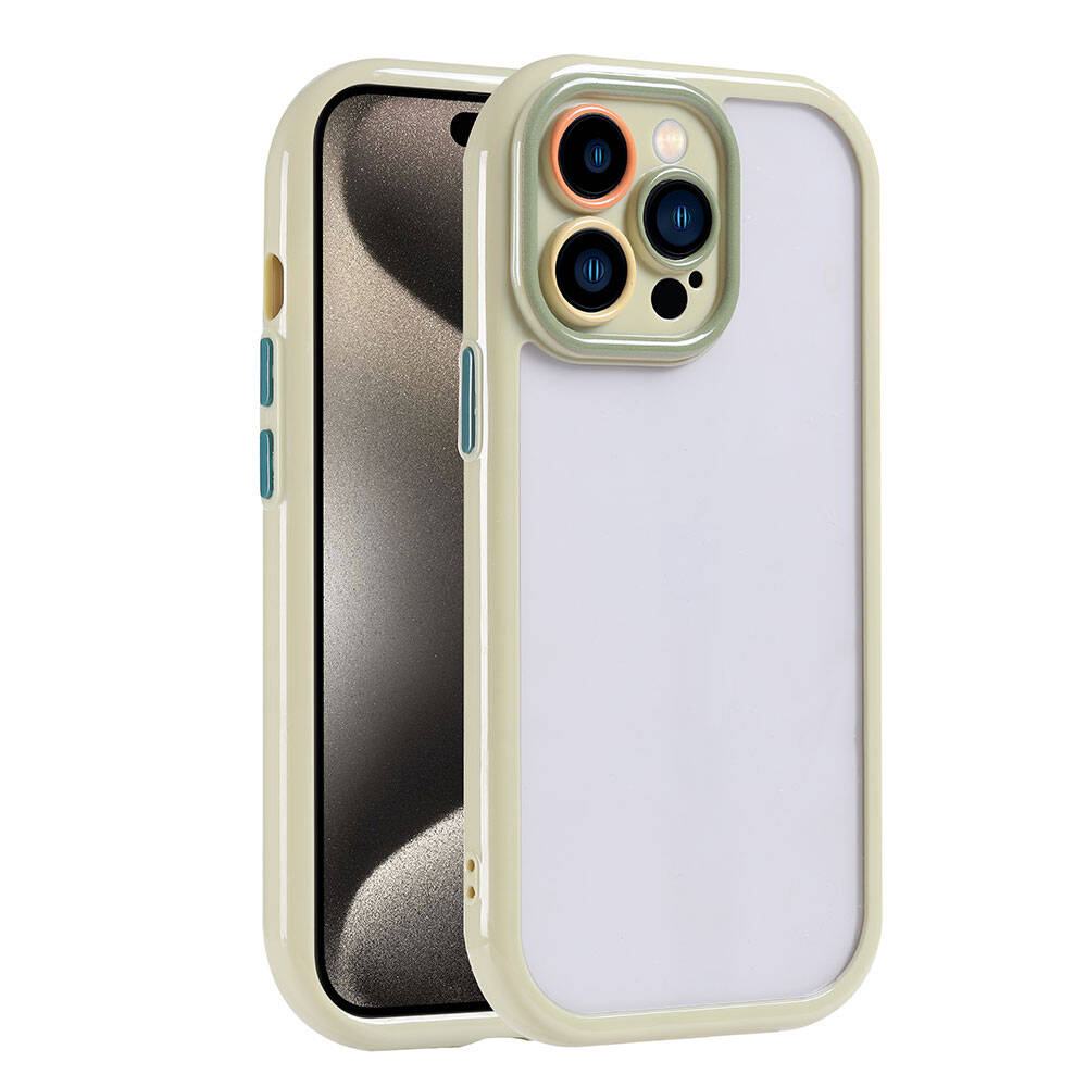 Koruyucu kılıf içinde bir iPhone. Kılıf bej renginde ve şeffaf bir arka kısma sahip. Kamera modülünde üç lens var. Ekran görünür durumda.