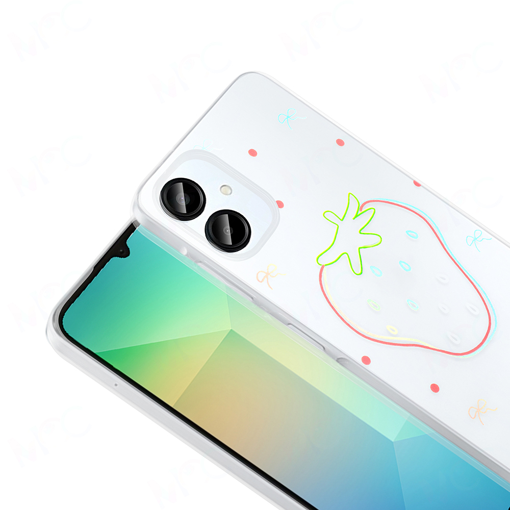 Beyaz bir kılıfa sahip bir akıllı telefon. Kılıfın çilek deseni, küçük renkli fiyonkları ve noktaları var. Ekran görünür durumda.