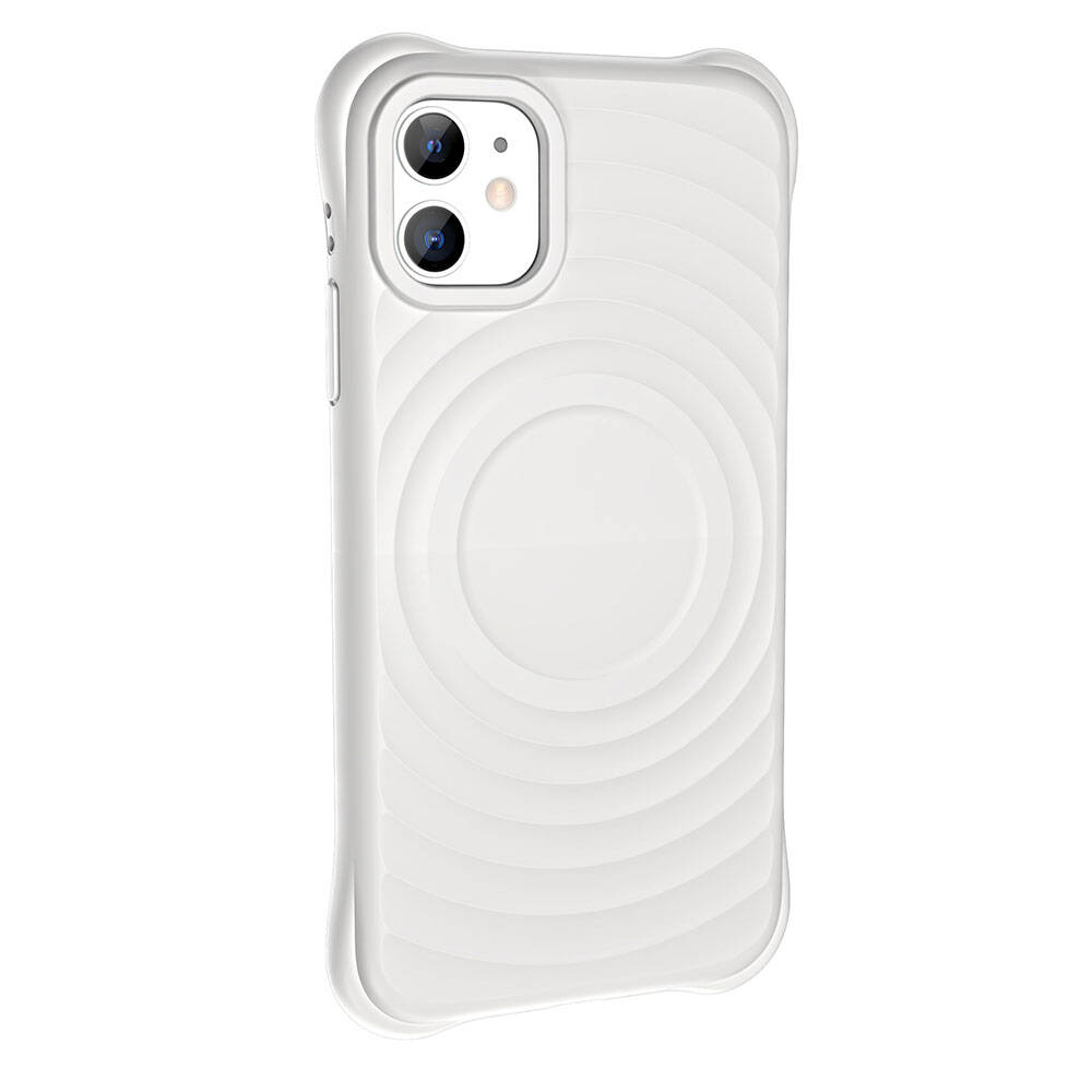 Arkasında dairesel bir tasarıma sahip beyaz bir telefon kılıfı. Kılıfın kavisli kenarları ve kamera kesimi vardır.