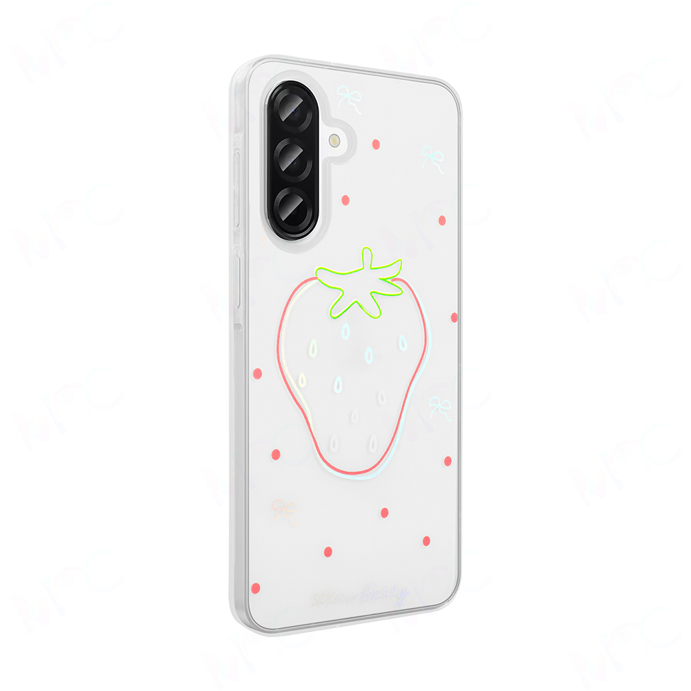 Çilek desenli şeffaf telefon kılıfı. Üç lensli bir kamerası vardır ve pembe noktalar ve kurdelelerle süslenmiştir.