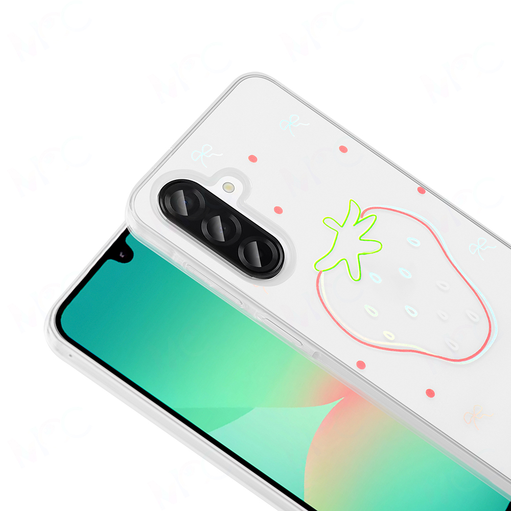 Çilek desenli, şeffaf bir kılıfı olan bir telefon. Telefon ekranı yeşil bir gradyan gösteriyor. Kılıfta kurdeleler ve noktalar var.