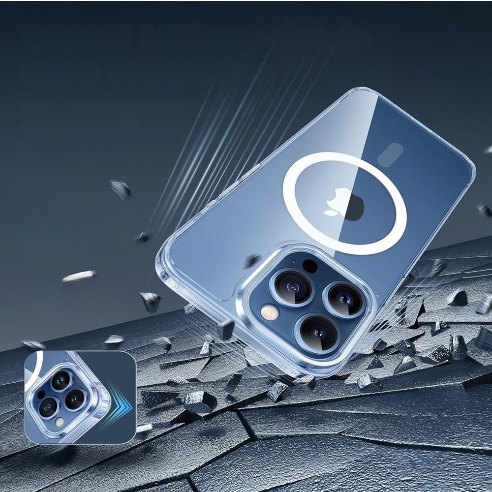 MagSafe halkası ve üç kamerası olan şeffaf bir telefon kılıfı, çarpma çizgileri ve parçalarla bir yüzeye düşüyor.