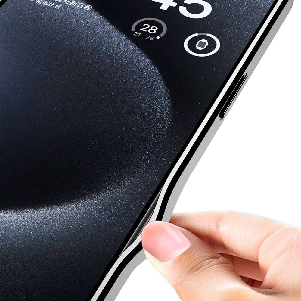 Bir el bir telefon tutuyor. Ekran, beyaz metin ve simgelerle koyu bir arka plan gösteriyor. Telefonun gümüş bir çerçevesi var.