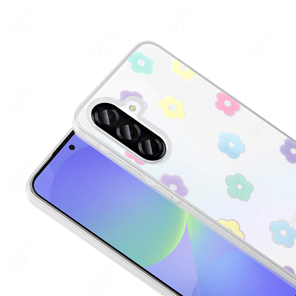 Renkli çiçek desenleriyle süslenmiş şeffaf bir kılıfa sahip bir akıllı telefon. Ekran görünür ve kamera belirgindir.