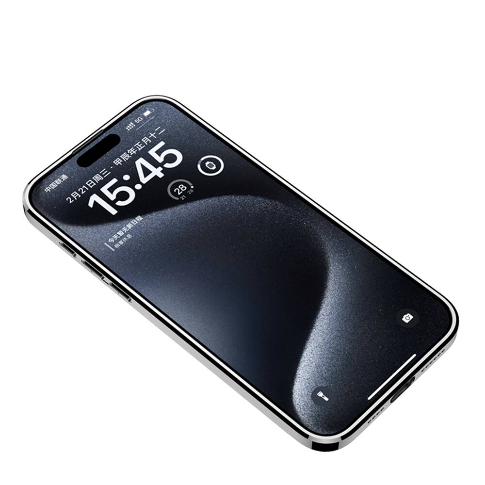 15:45 zamanını gösteren bir akıllı telefon, beyaz bir arka plan üzerinde açılı olarak duruyor. Ekran, karanlık ve bulanık bir arka plan gösteriyor.