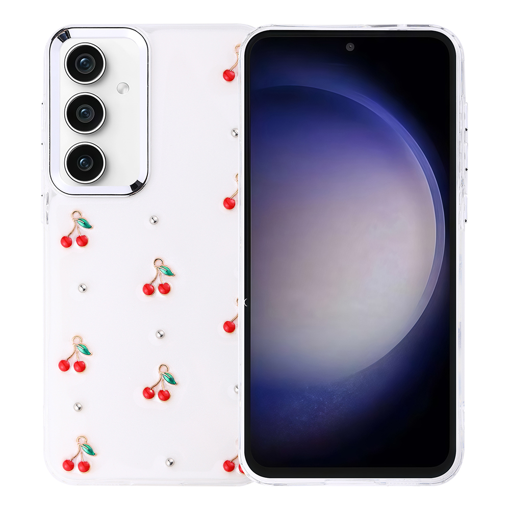 Kiraz desenleri ve küçük gümüş çivilerle şeffaf bir kılıf içinde bir akıllı telefon. Telefonun ekranı sağ tarafta görülebilir.