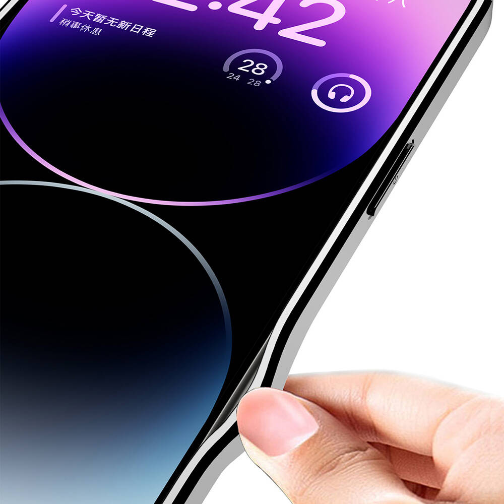 El, zamanı, tarihi ve müzik simgesini gösteren bir telefon tutuyor. Ekran renk geçişi gösteriyor.
