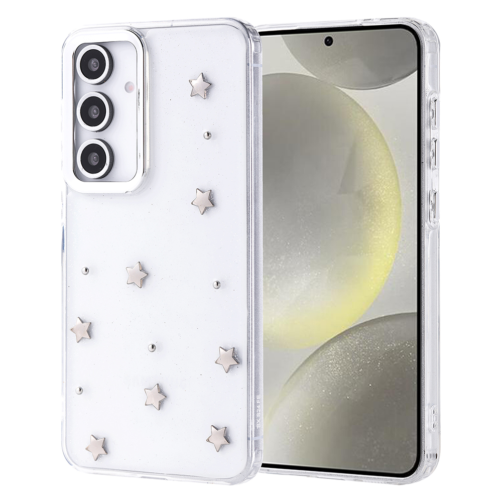 Gümüş yıldızlar ve noktalarla süslenmiş şeffaf bir telefon kılıfı. Telefonun üç kamera lensi var.