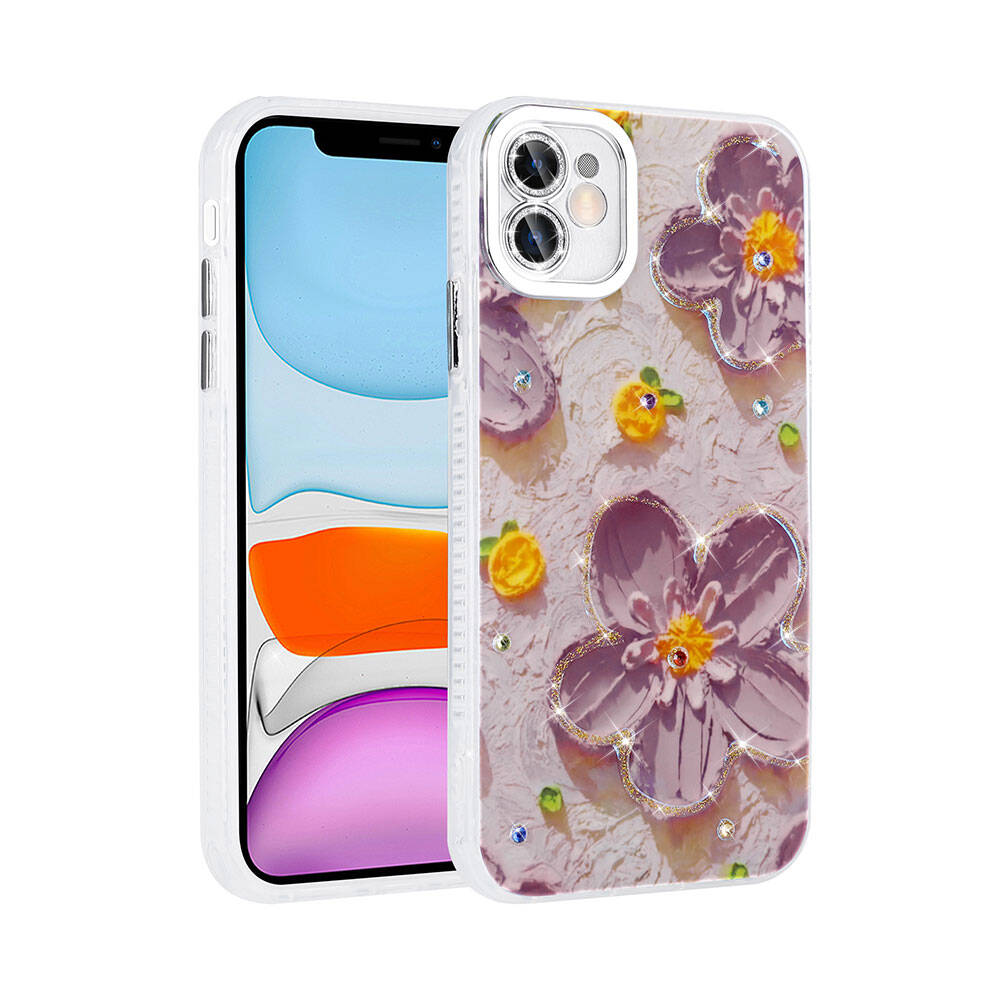 Çiçek desenli kılıflı bir telefon. Kılıf, mor çiçekler ve sarı merkezlerle süslenmiştir. Telefon beyazdır.