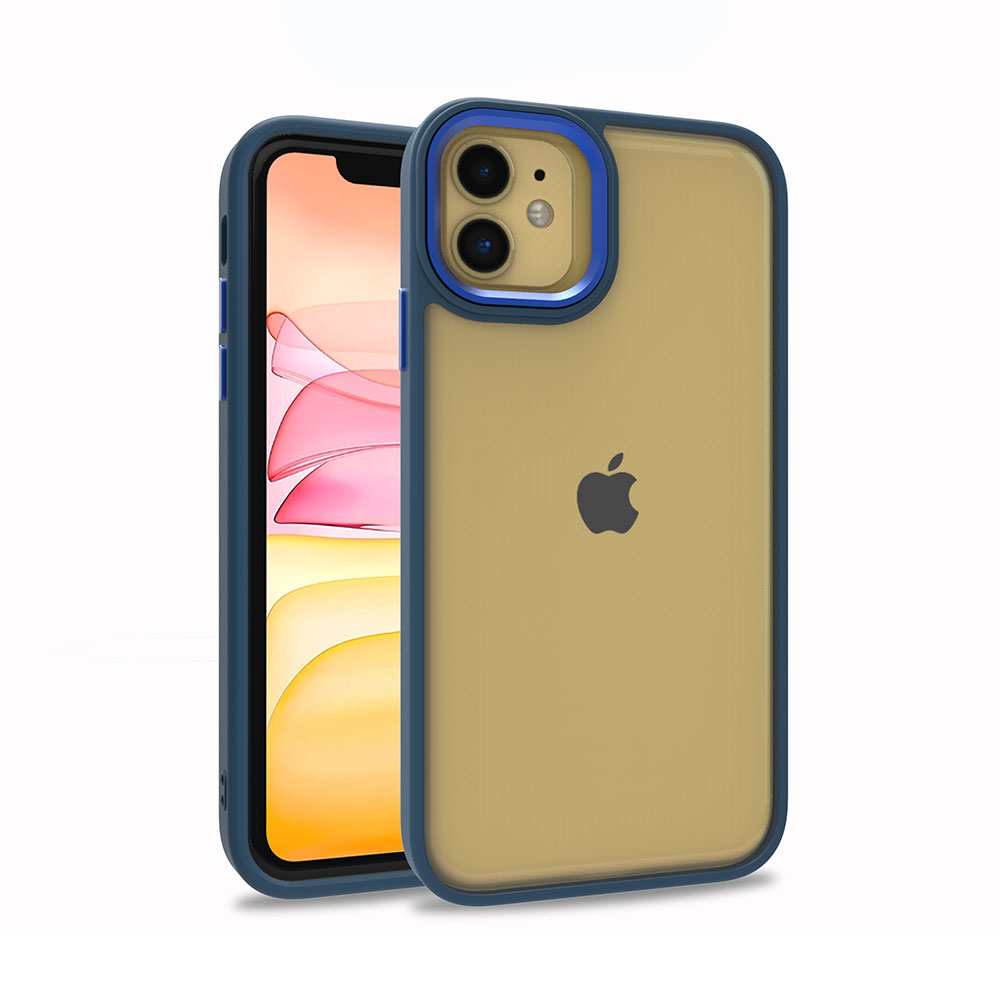 Koruyucu kılıf içinde iPhone. Kılıf altın rengi, mavi çerçeveli, ekran görünüyor. Apple logosu arkada.