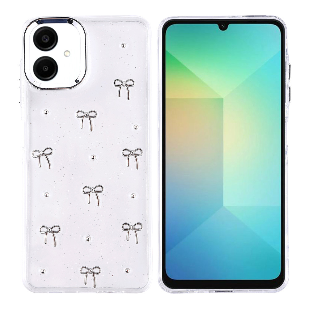 Yaylar ve bir telefon bulunan bir telefon kılıfı. Kılıf şeffaf ve gümüş yaylar ve noktalarla süslenmiştir.