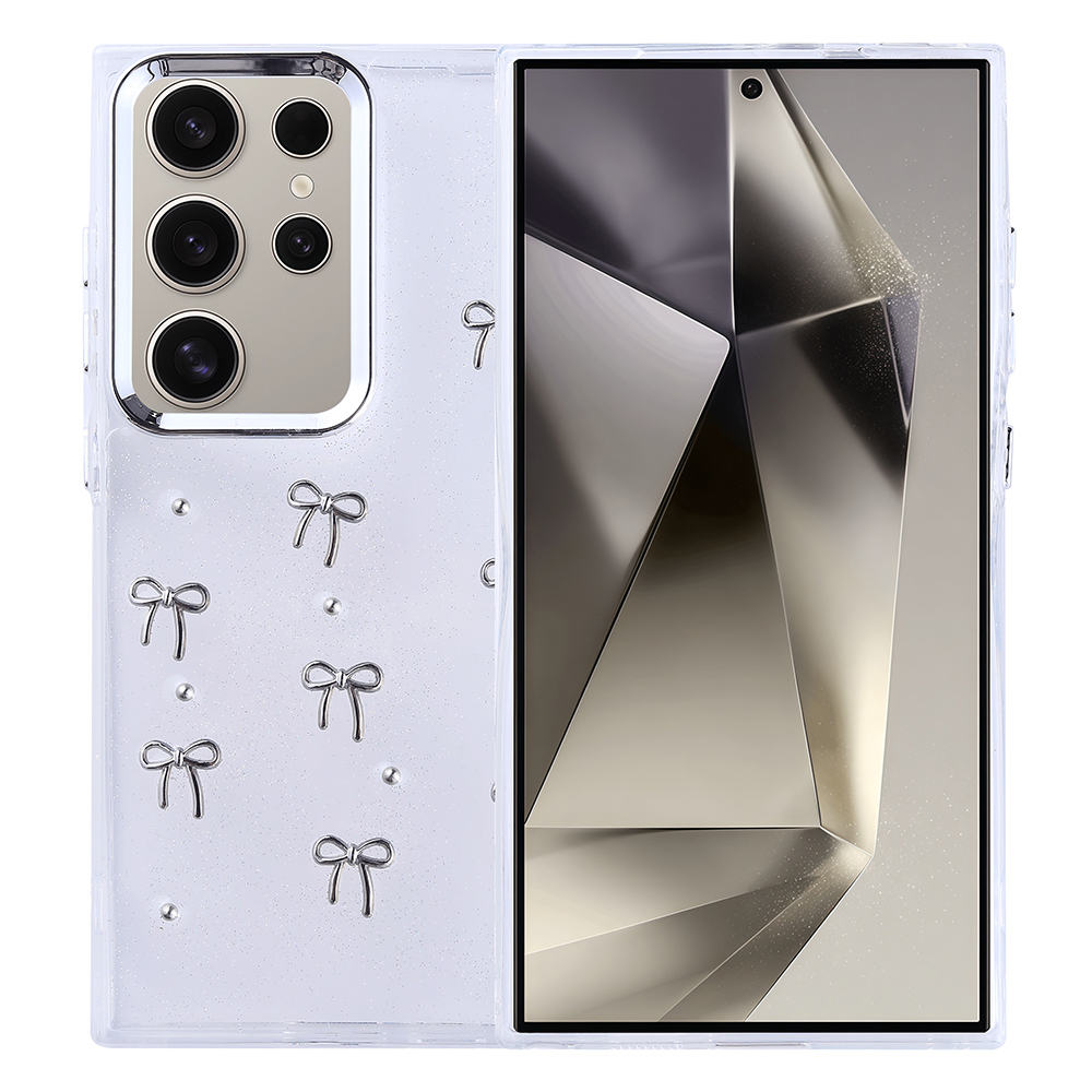 Gümüş kurdeleli şeffaf bir telefon kılıfı ve çoklu kameralı bir telefon. Ekran geometrik bir tasarım gösteriyor.