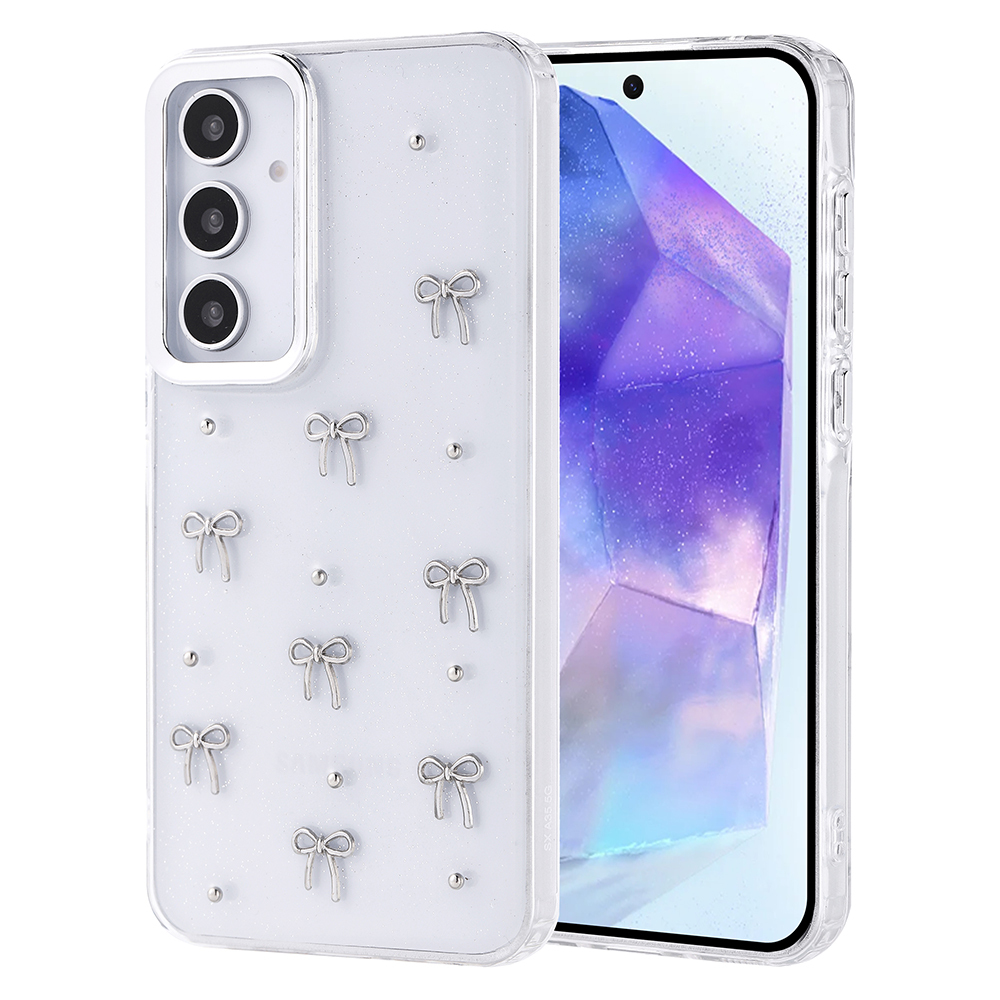 Gümüş kurdele aksanları ve mücevher çivileri olan şeffaf bir telefon kılıfı. Telefon ekranında mor geometrik bir tasarım gösteriyor.