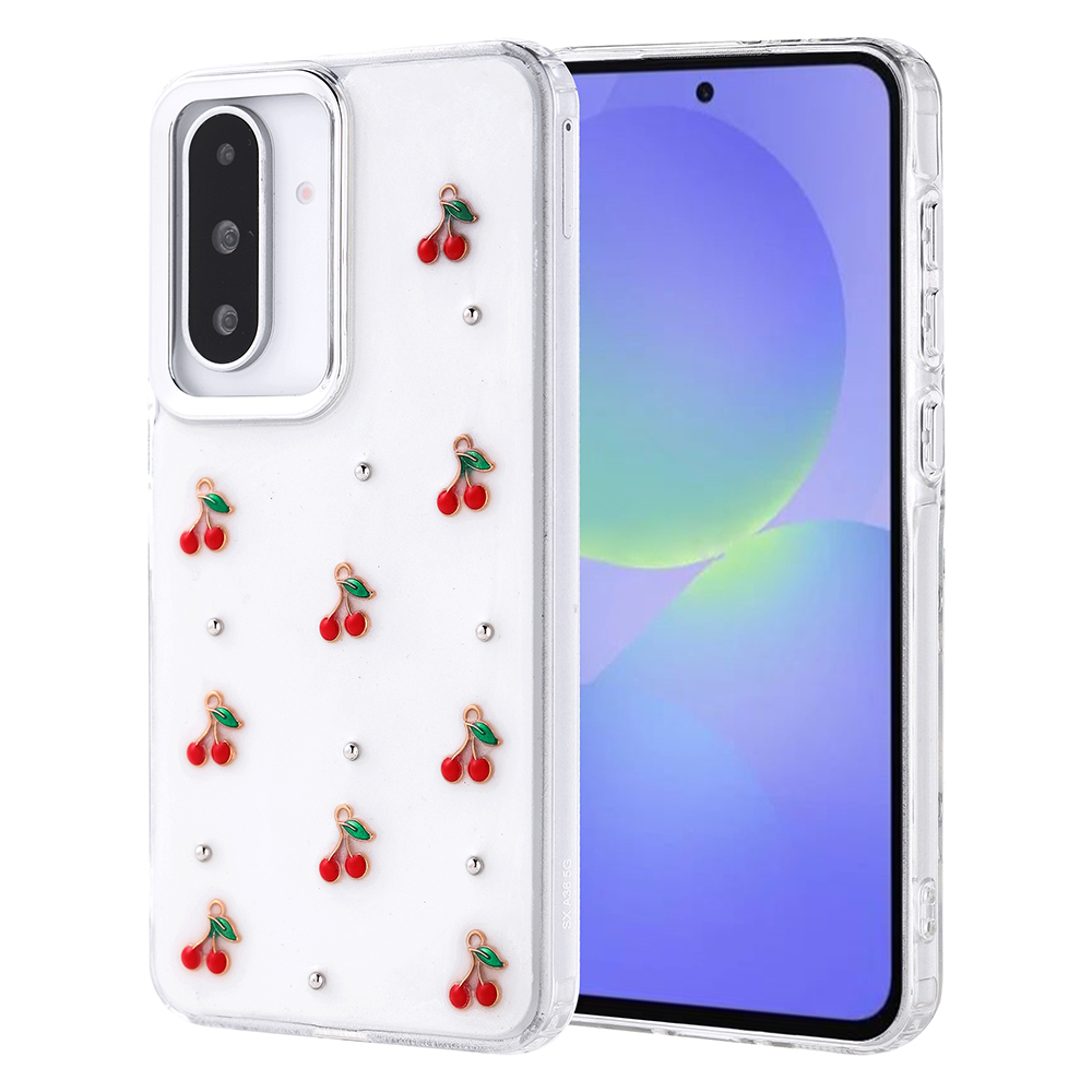 Kırmızı kiraz tılsımlı ve gümüş saplamalı şeffaf telefon kılıfı. Telefon ekranında bulanık yeşil ve mavi bir görüntü.