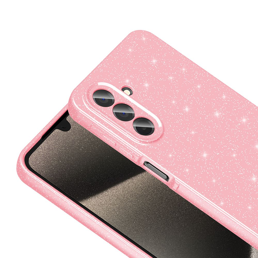 Üç kamera lensi, bir güç düğmesi ve bir telefon ekranı olan pembe parıltılı bir telefon kılıfı.