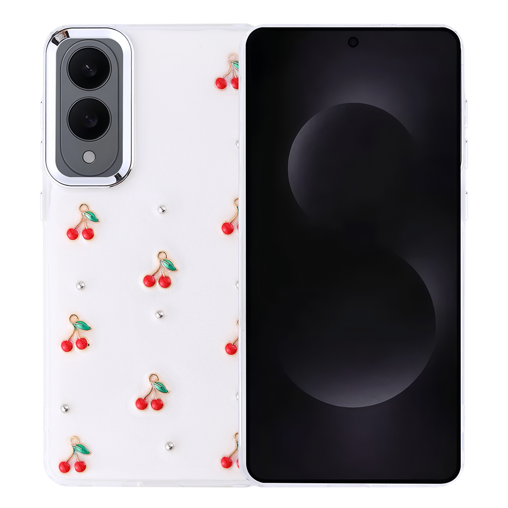 Kırmızı kiraz takılar ve gümüş noktalarla süslenmiş beyaz kasalı telefon. Telefon ekranı siyah.