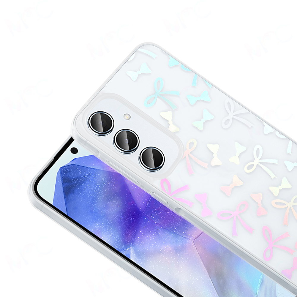 Pastel kurdele desenli şeffaf bir telefon kılıfı, bir akıllı telefonu kaplıyor. Telefondaki üç kamera merceği.