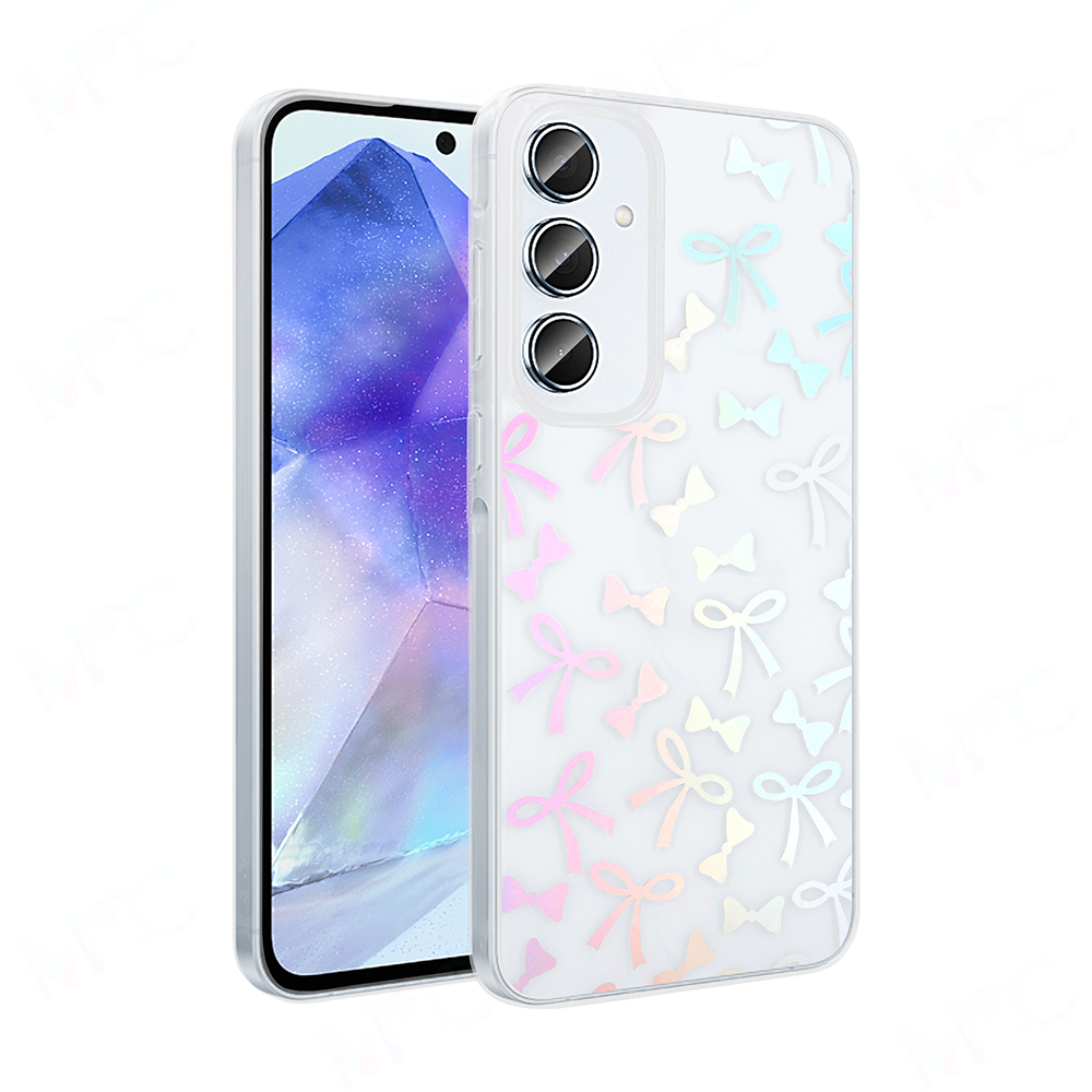 Pastel renkli kurdelelerle süslenmiş şeffaf bir kılıfı olan bir akıllı telefon. Ekran mavi ve mor renk geçişi gösteriyor.