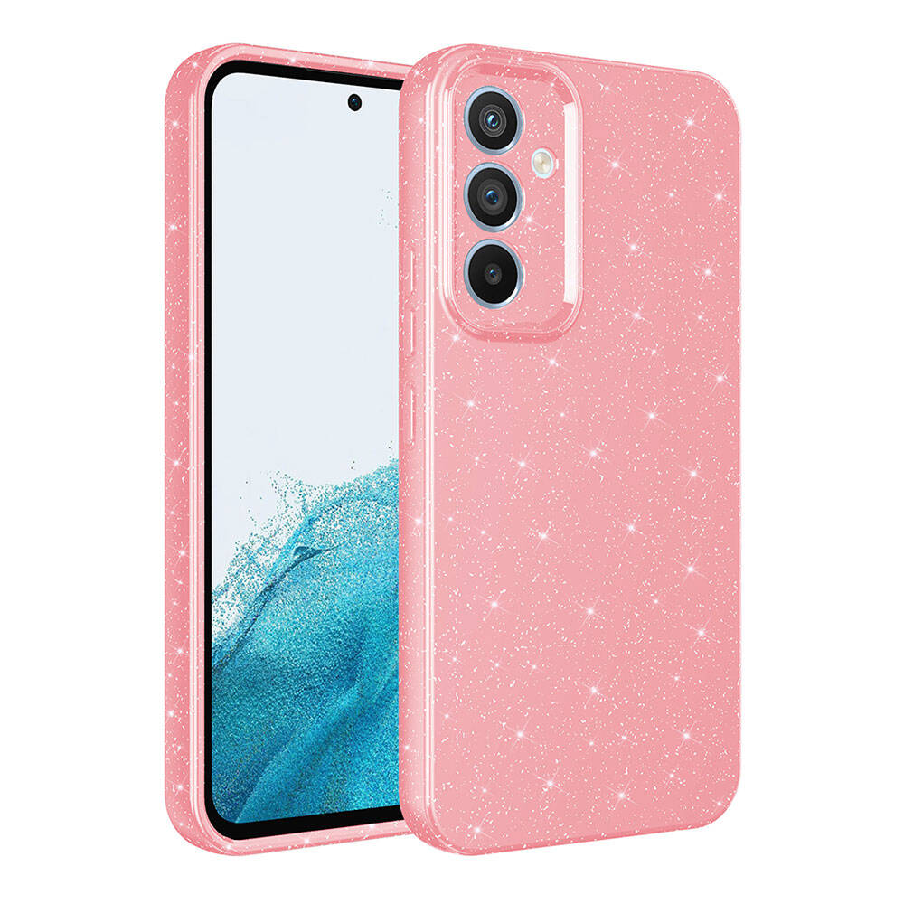 Üç kamera lensli pembe parıltılı bir telefon kılıfı, siyah ekranlı bir telefonun yanında duruyor.