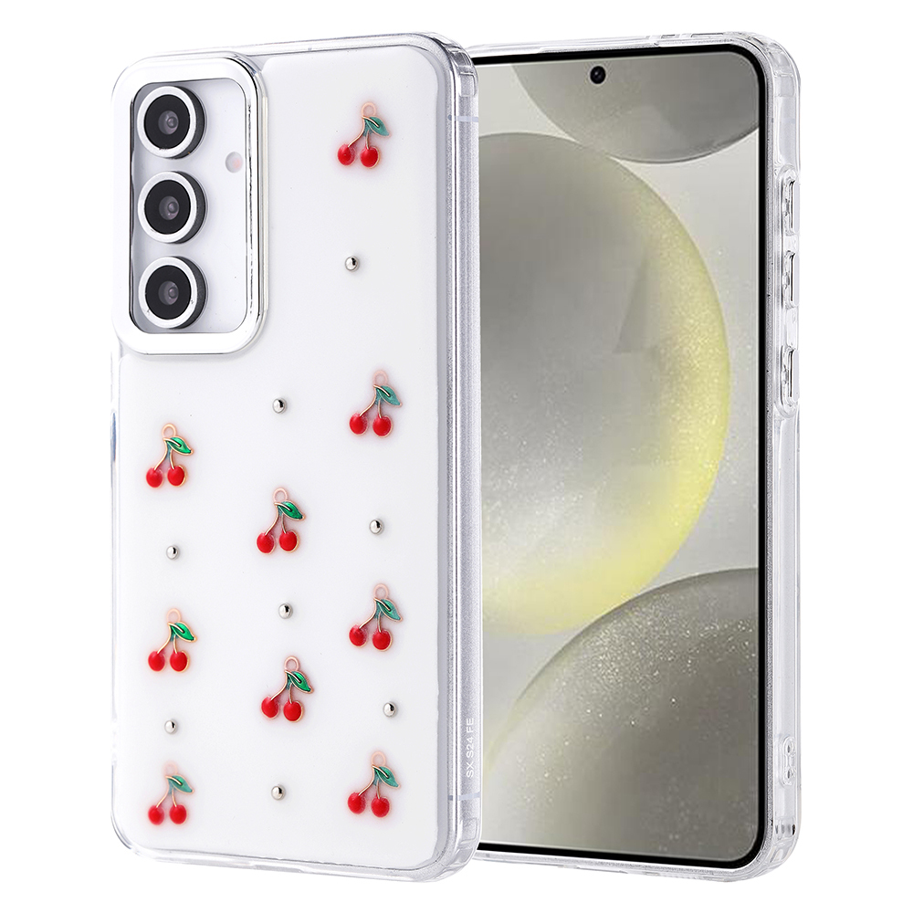 Kırmızı kiraz desenleri ve gümüş çivilerle süslenmiş şeffaf bir kılıf içinde bir akıllı telefon. Ekran görünür durumda.