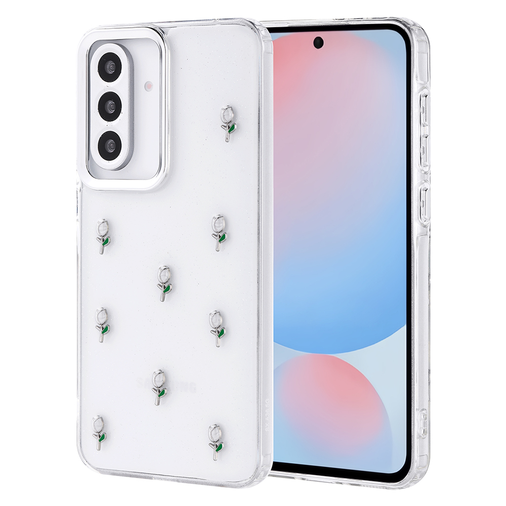 Küçük gümüş çiçek takılarla süslenmiş şeffaf bir telefon kılıfı. İçindeki telefon renkli bir ekran gösteriyor.