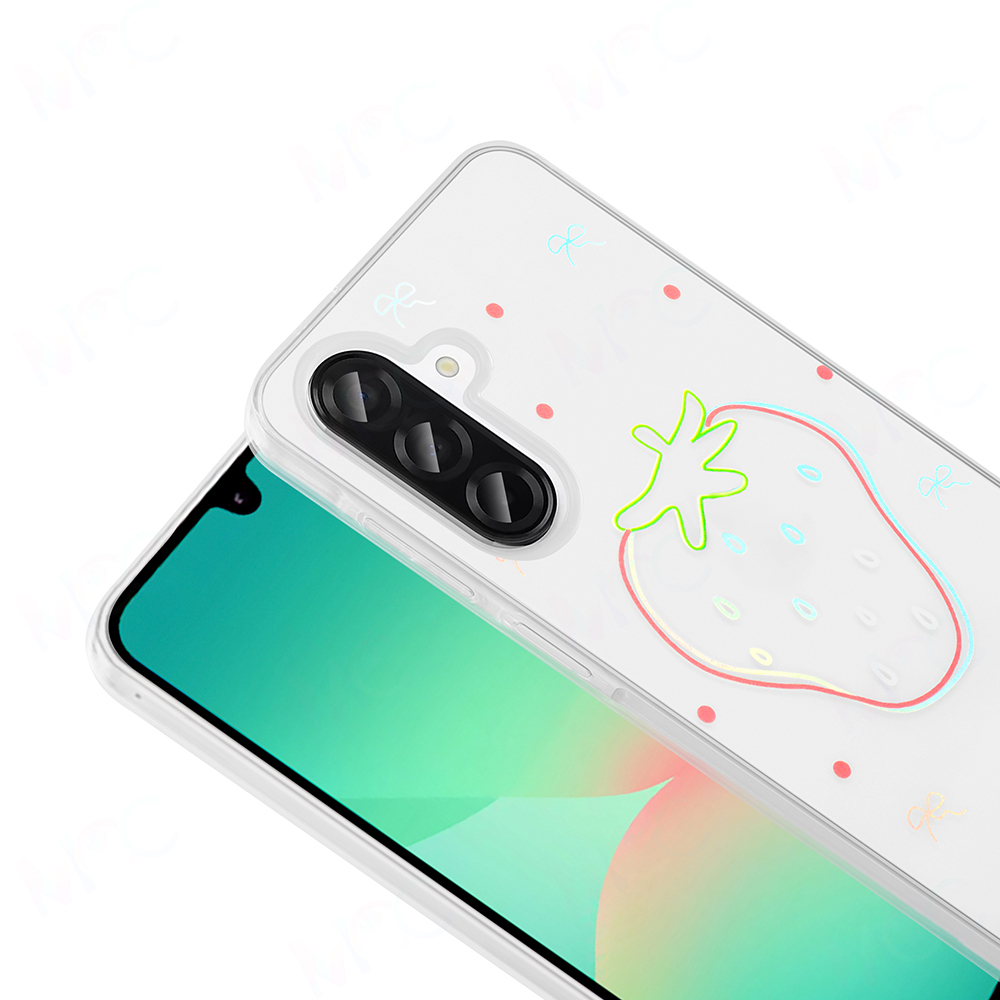 Çilek desenli şeffaf bir telefon kılıfı. Telefonun ekranı yeşil. Kılıfta kurdeleler ve noktalar var.