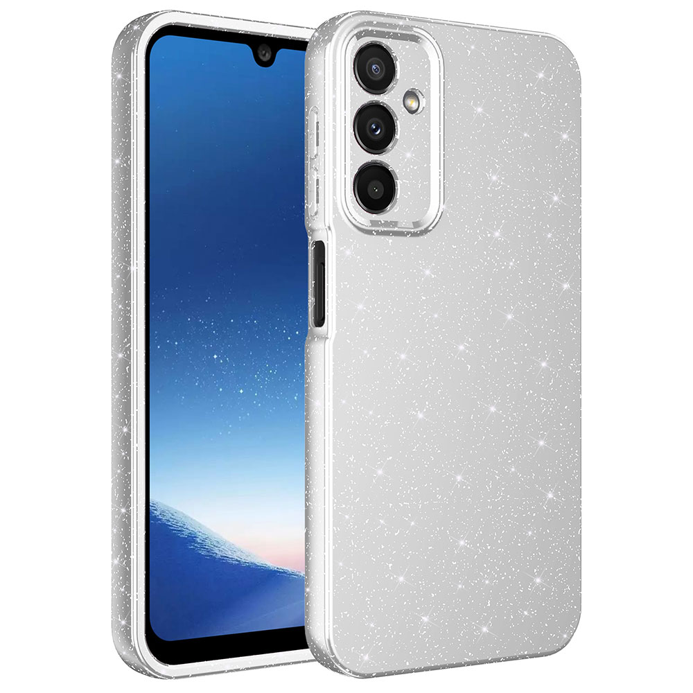 Gümüş renkli, ışıltılı bir telefon kılıfı. Telefon ekranı görünür durumda. Kılıfın üç kamera merceği var.