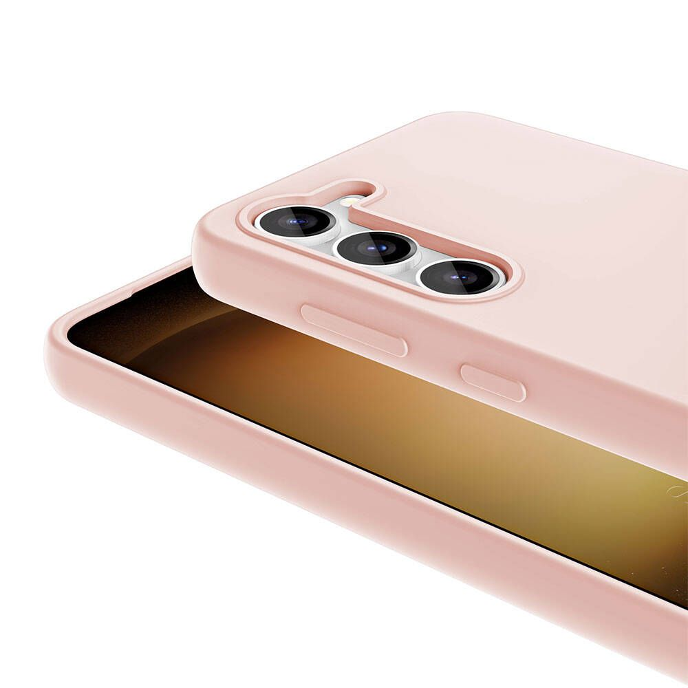 Üç adet kamera lensi görünen, açık pembe bir telefon kılıfı. Telefon ekranı altın renginde. Kılıf başka bir kılıfın üzerinde duruyor.
