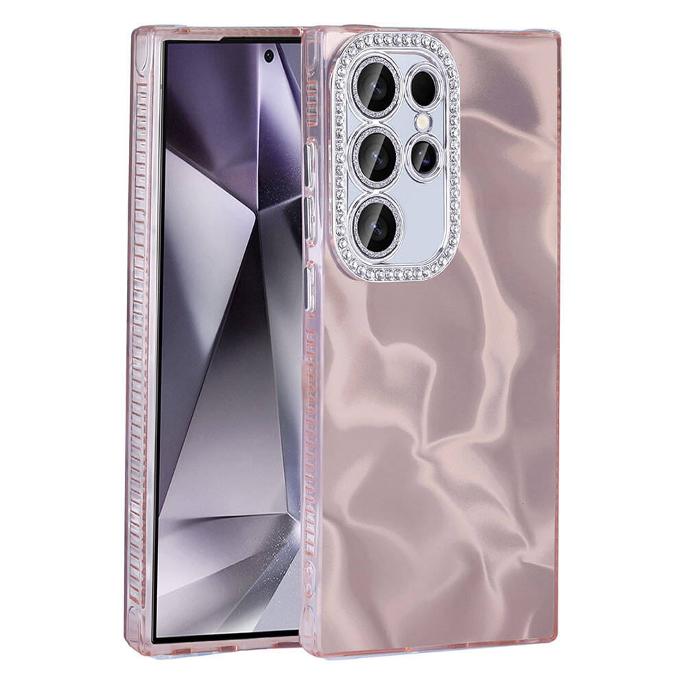 Desenli bir arka kısma ve şeffaf bir çerçeveye sahip pembe bir telefon kılıfı, geometrik bir ekrana sahip bir telefonu kapsar. Kılıfın kameranın etrafında mücevherler var.