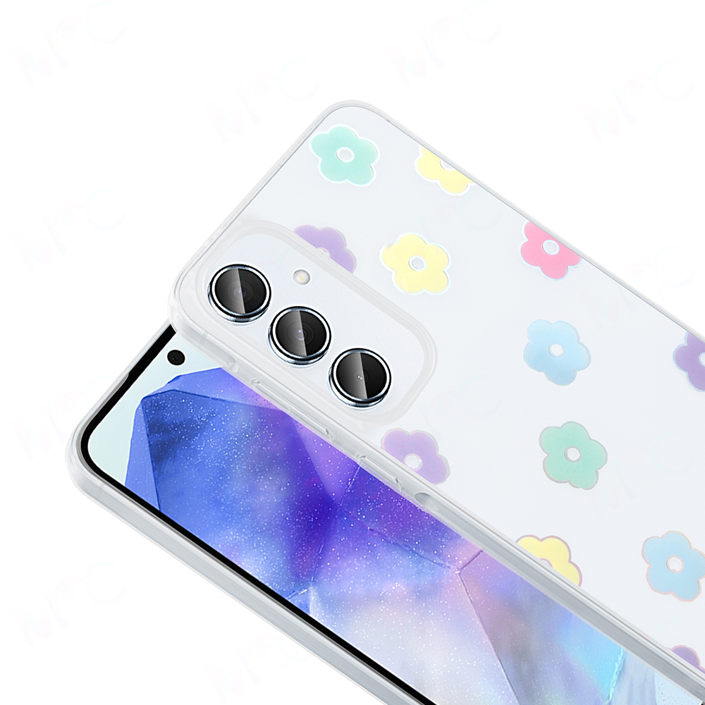 Çiçek desenli şeffaf bir telefon kılıfı. Kılıfın kamera kesimi var ve bir telefon ekranının üzerinde duruyor.