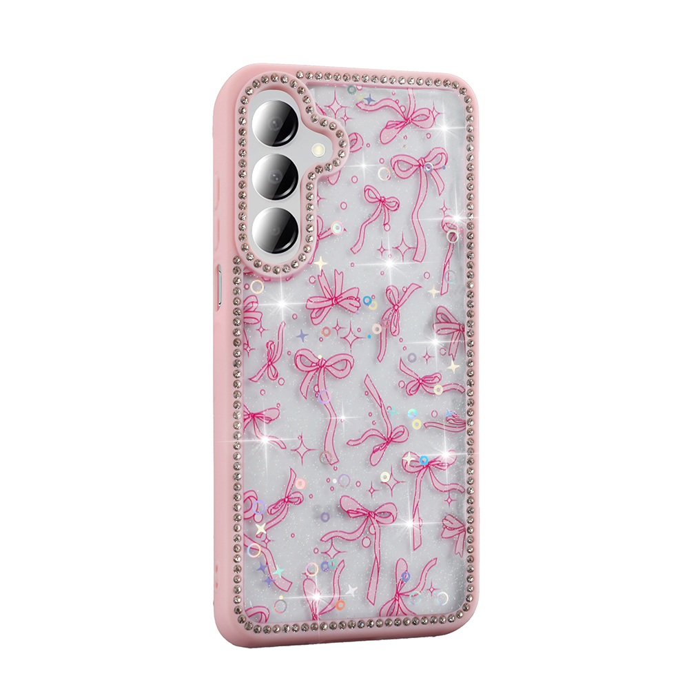 Üç kamera lensli pembe bir telefon kılıfı. Pembe kurdele desenine sahip ve küçük mücevherlerle süslenmiştir.