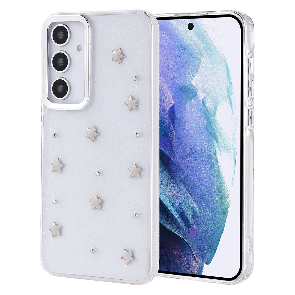 Gümüş yıldızlar ve çivilerle süslenmiş şeffaf bir telefon kılıfı. Telefonun ekranı mavi ve beyaz renklerde.
