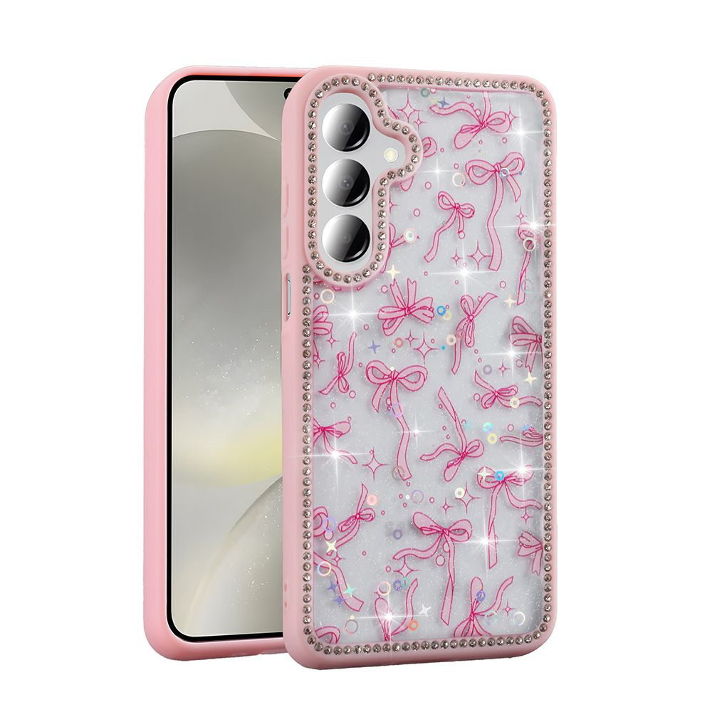 Şeffaf, ışıltılı yay tasarımlı pembe bir telefon kılıfı. Kılıfın elmas taşlı bir çerçevesi var ve telefonu kısmen kaplıyor.