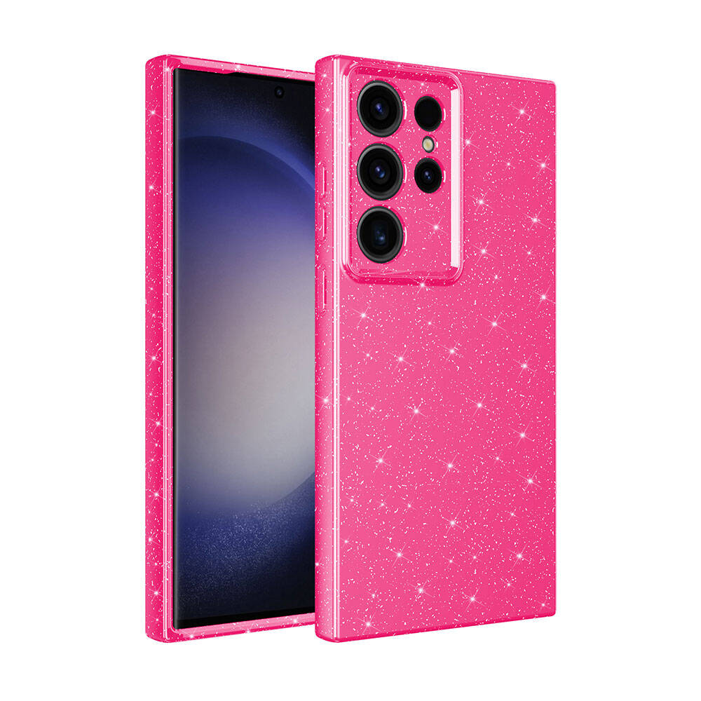 Siyah bir telefon ekranının yanında, parıltılı pembe bir telefon kılıfı. Kılıfın kamera kesimi var ve beyaz bir arka plan üzerinde.