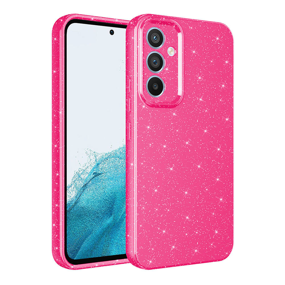 Üç kamera merceğine sahip pembe parıltılı bir telefon kılıfı. Telefon ekranı görülebilir. Kılıf beyaz bir arka plan üzerinde.