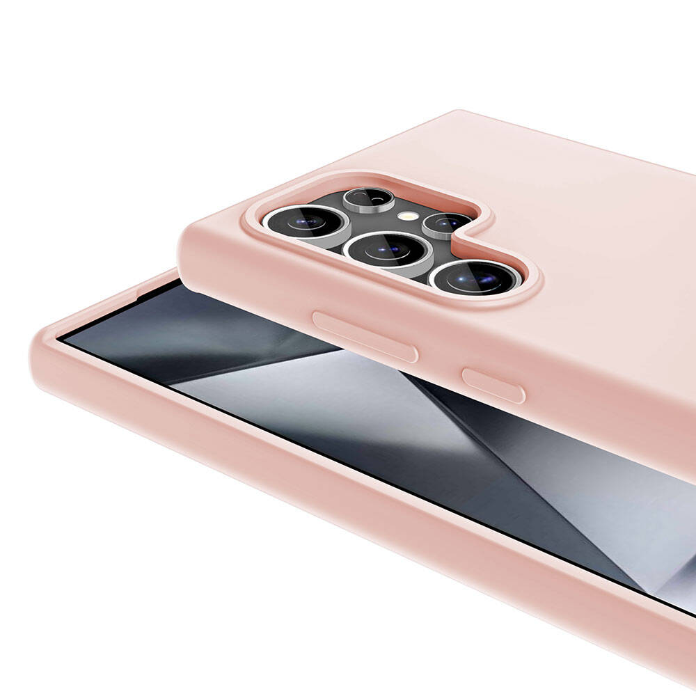 Çoklu kamera lenslerine sahip pembe bir telefon kılıfı, kısmen karanlık bir ekranı kapatıyor. Kılıf yukarı kaldırılmış durumda.
