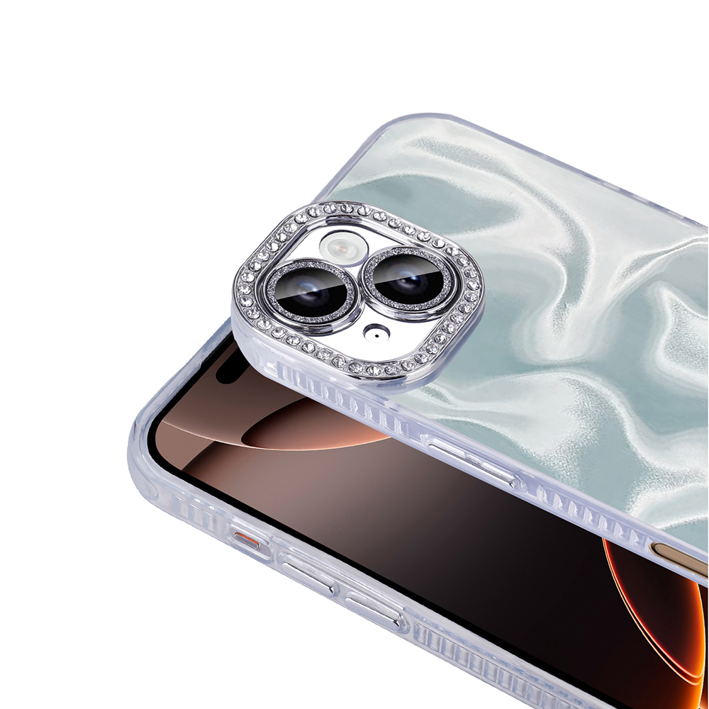 Gümüş kamera kapağına sahip şeffaf bir telefon kılıfı. Kamera kapağı elmaslarla süslenmiştir. Telefon mermer benzeri bir tasarıma sahip.
