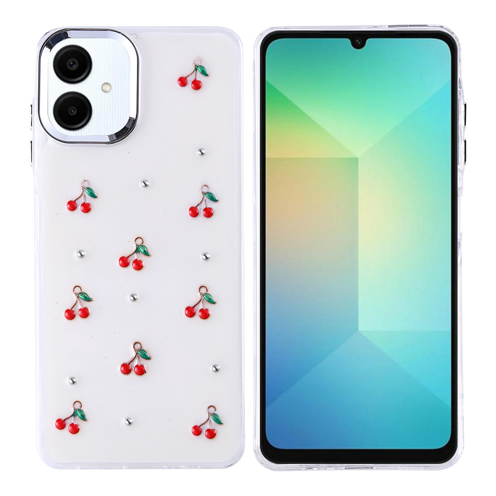 Yanında telefon bulunan, kiraz ve yapay elmaslarla süslü bir telefon kılıfı. Telefonun ekranı açık.