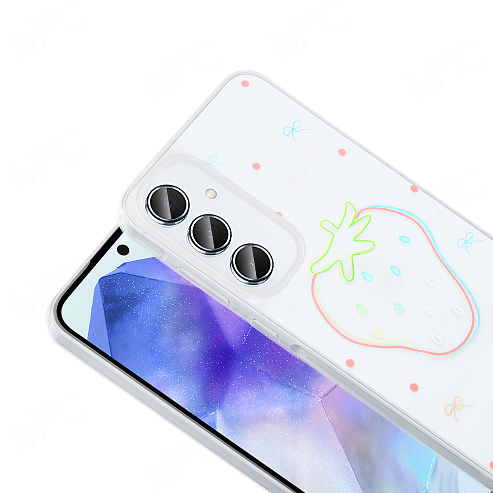 Şeffaf bir kılıfı olan bir telefon. Kılıfın üzerinde çilek deseni ve pembe noktalar var. Telefonun kamerası görünür durumda.