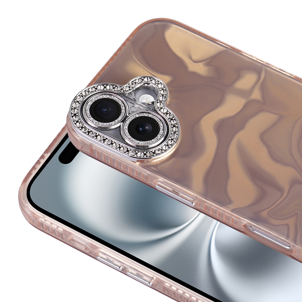 Dekoratif bir kamera lens kapağı olan bir telefonun yakın çekimi. Telefon kılıfı, mermer desenli, şeffaftır.