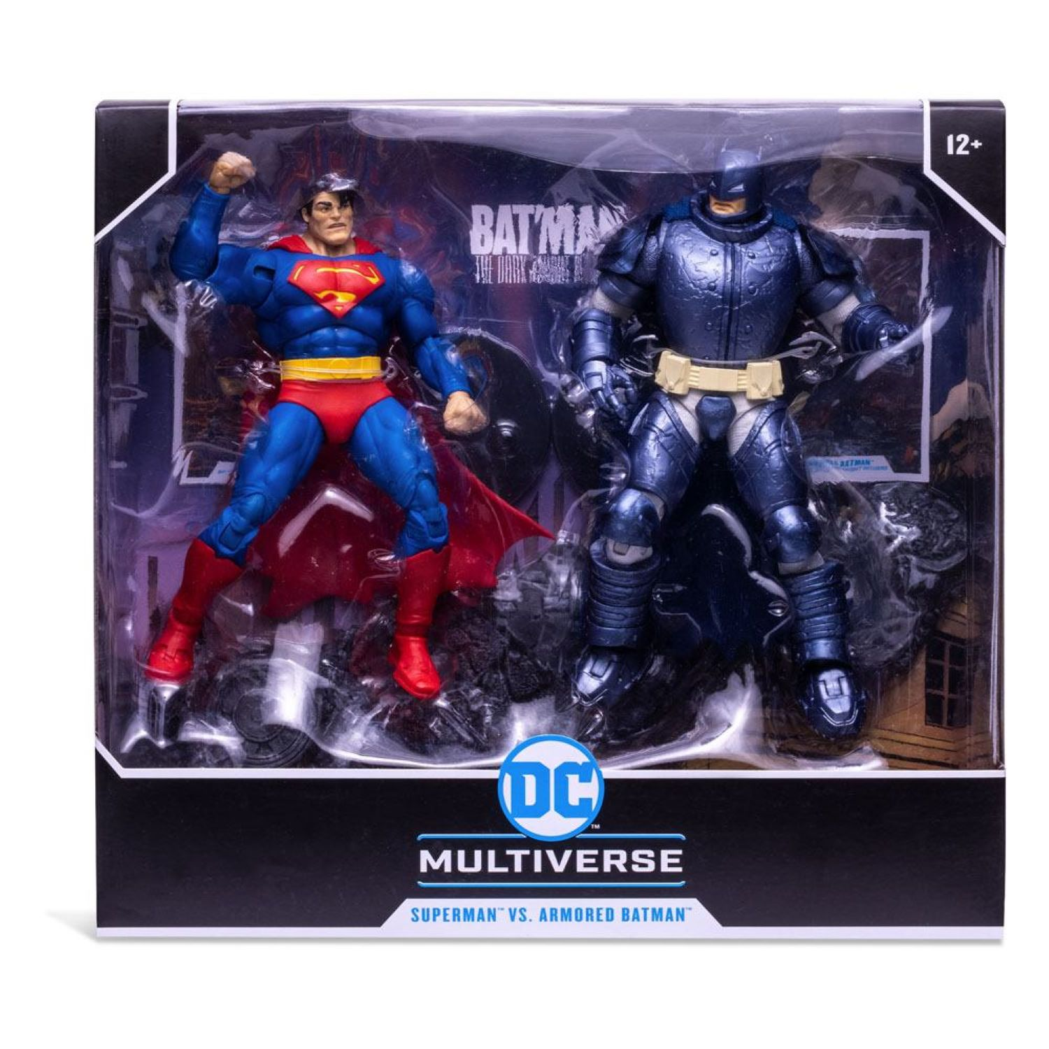 Superman- und Armored Batman-Actionfiguren in einer Box. Superman hat einen roten Umhang. Batman trägt eine blaue Rüstung. DC Multiverse Logo.