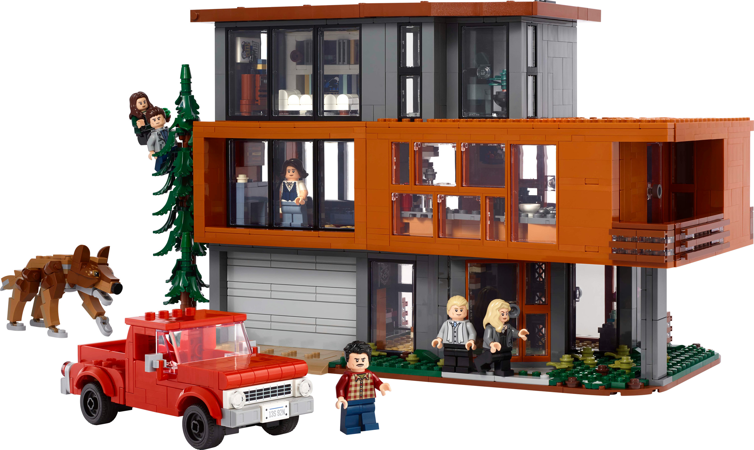Model domu Lego z figurkami, czerwoną ciężarówką i psem. Kilka figurek jest widocznych wewnątrz domu. Niektóre figurki są na zewnątrz.