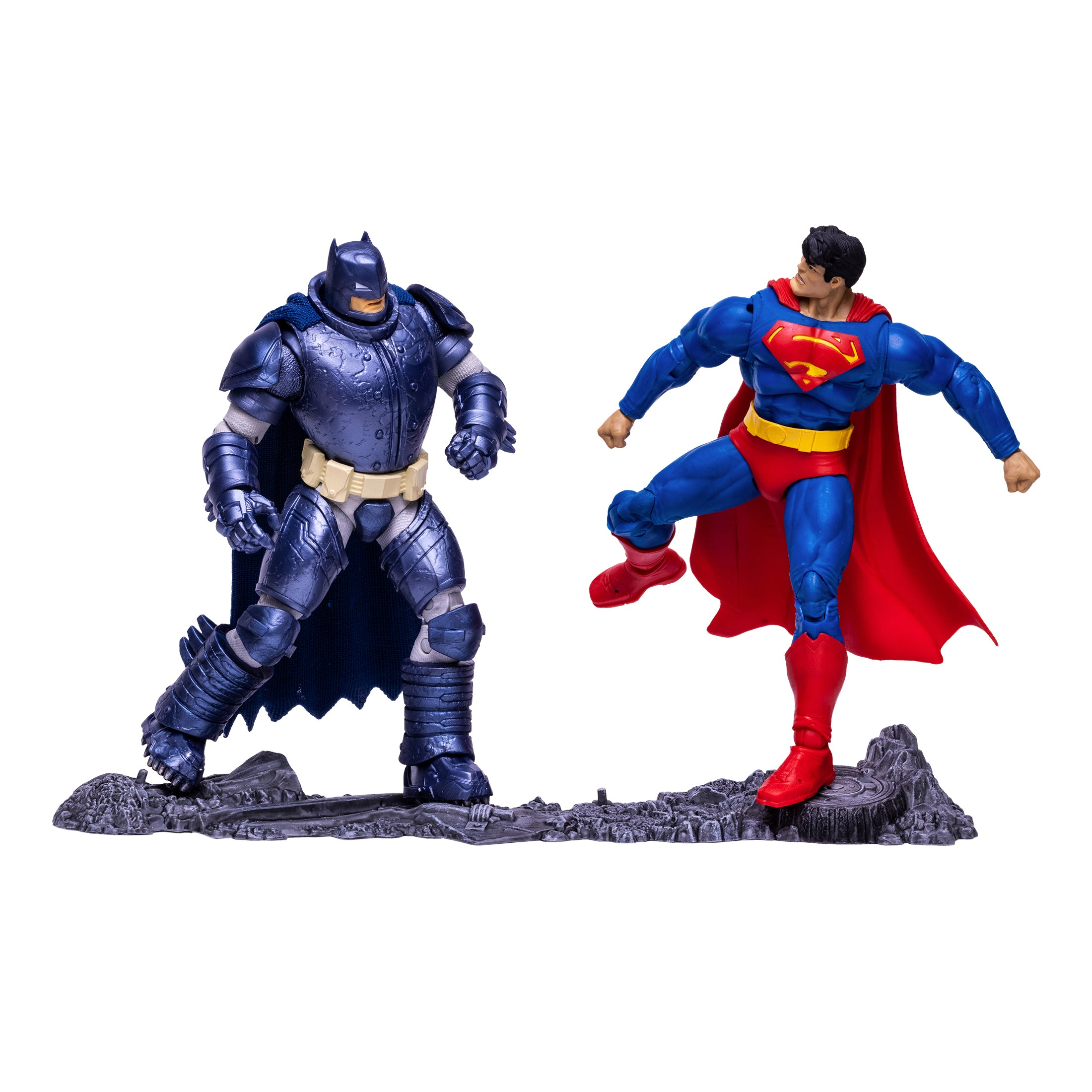 Batman und Superman Actionfiguren. Batman in Rüstung, Superman im klassischen Anzug, posierend. Graue Sockel.