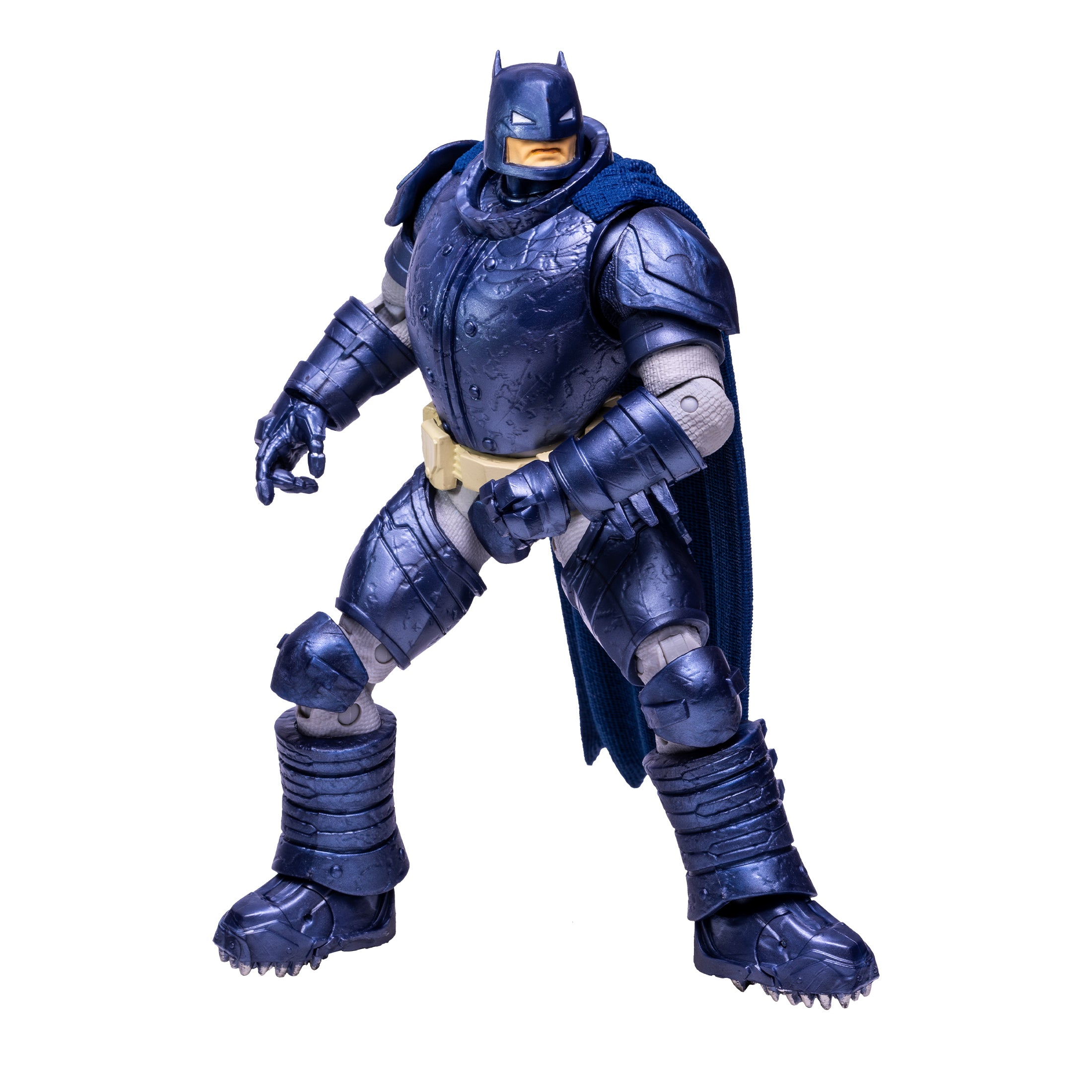 Eine Batman-Actionfigur in dunkelblauer Rüstung steht mit gespreizten Beinen da. Sie hat einen Umhang und einen gelben Gürtel.