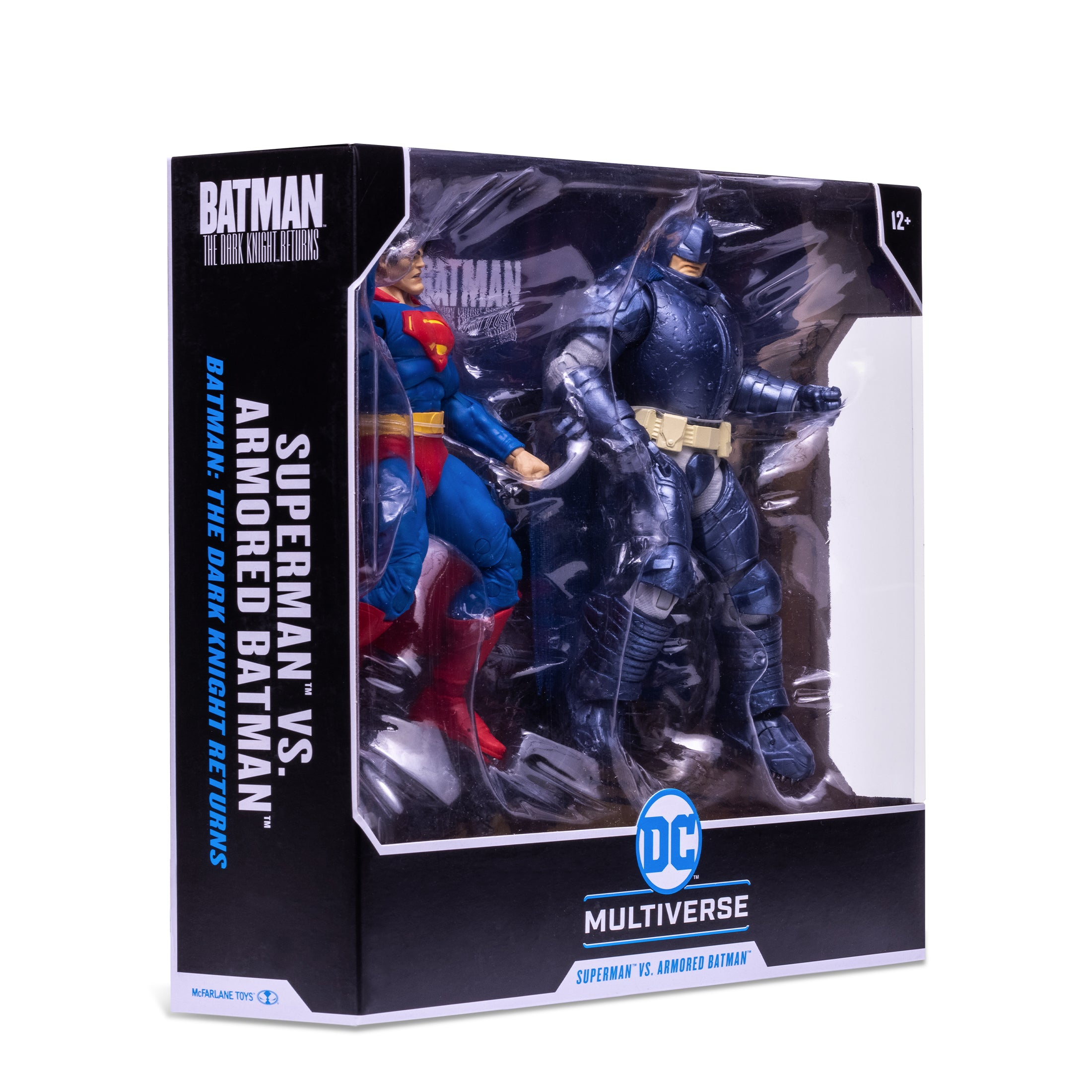 Verpackte Actionfiguren von Superman und Armored Batman aus The Dark Knight Returns. Die Box ist mit 12+ beschriftet.