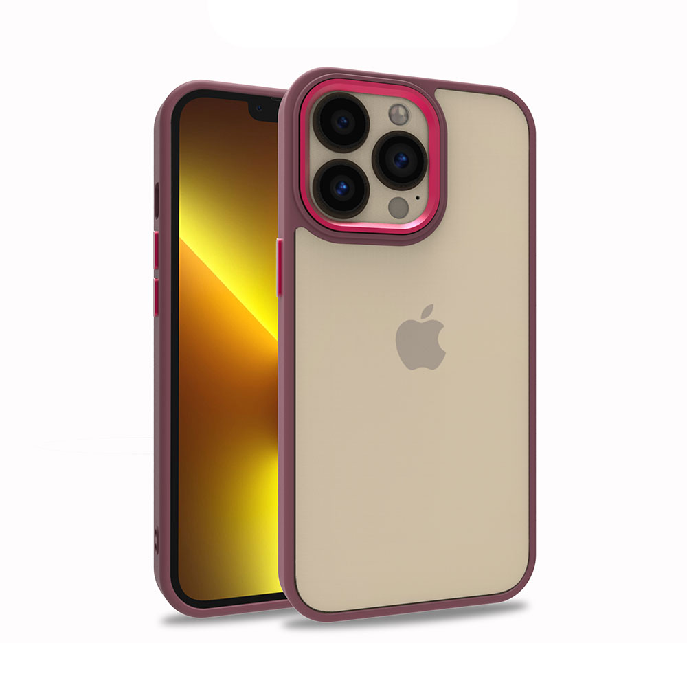 İki adet iPhone 13 Pro modeli ve kılıfları. Biri pembe kamera halkalı bordo, diğeri bordo kılıflı açık ten rengi.
