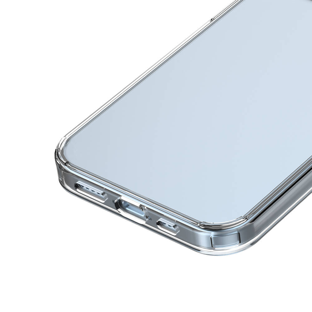 Yuvarlak kenarlı şeffaf bir telefon kılıfı açılı duruyor. Kılıfın şarj portu ve hoparlörleri için kesikleri var.