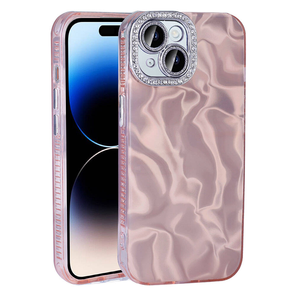 Pembe mermer desenli kılıf içinde, elmas işlemeli kamera halkası olan bir akıllı telefon.