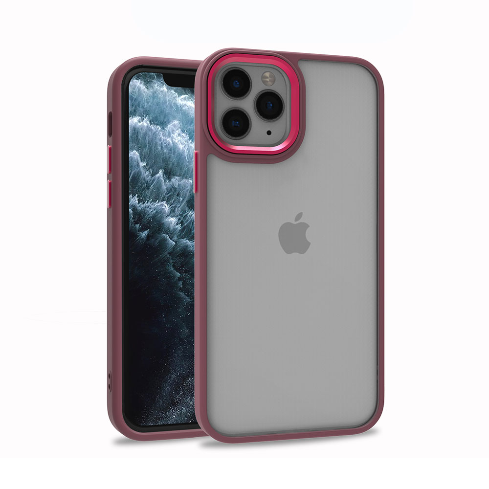 Burgonya çerçeveli şeffaf bir kılıf içinde bir iPhone. Telefon, bulutlu gökyüzü duvar kağıdı, görünür Apple logosunu gösteriyor.